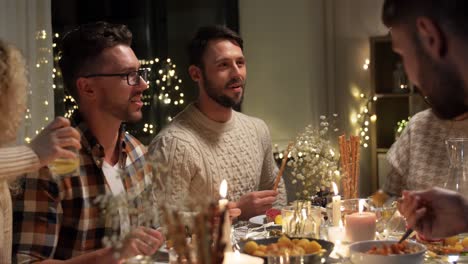 Concepto-De-Vacaciones-Y-Celebración.-Amigos-Felices-Cenando-En-Casa-Y-Comiendo-En-Navidad.